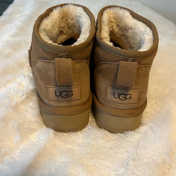 Size 10 mini length uggs - Picture 2 of 5